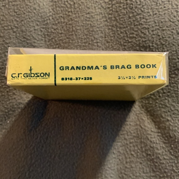 Vintage C.R. Gibson’s Grandma’s Brag Book in original box. Approx 4.5” x 4”. - Picture 2 of 12